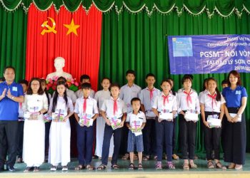 Trao 100 suất học bổng cho học viên nghèo hiếu học tại huyện đảo Lý Sơn và Trường tiểu học Hòa Bình – Quảng Ngãi