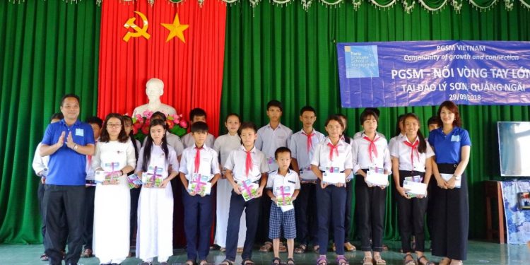 Trao 100 suất học bổng cho học viên nghèo hiếu học tại huyện đảo Lý Sơn và Trường tiểu học Hòa Bình – Quảng Ngãi