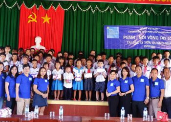 Trao 100 suất học bổng cho Học viên nghèo hiếu học tại Huyện Đảo Lý Sơn và Trường tiểu học Bình Hòa – Quảng Ngãi